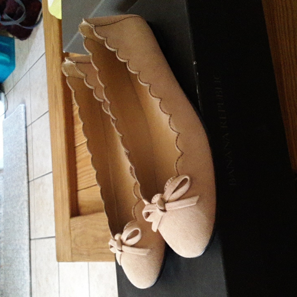 Banana Republic beige ballet flats